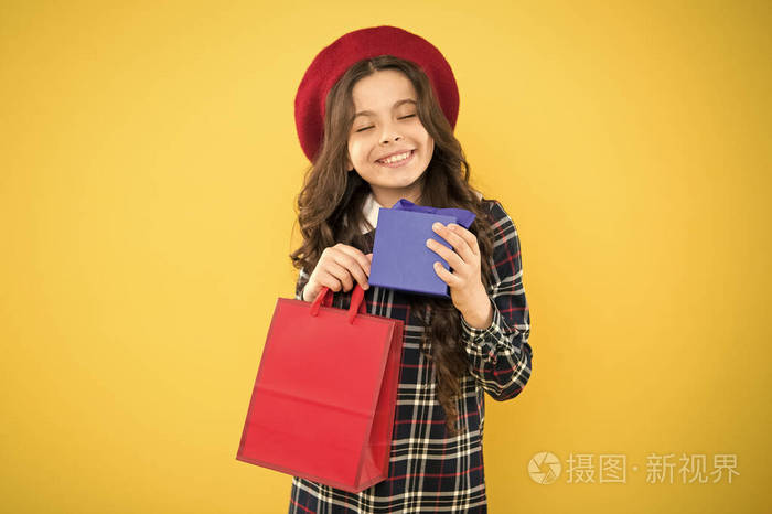 真正的幸福令人惊喜的礼品盒小女孩高兴的礼物庆祝生日孩子喜欢生日