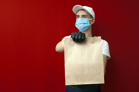 服务 秩序 传送 流行病 男人 面具 包裹 衣服 工人 纸张