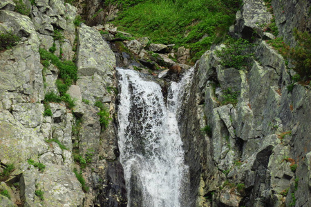 山清水秀，山峦翠绿，瀑布叠嶂。堪察加半岛。夏天