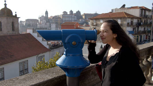 年轻女子用望远镜观察周围环境图片