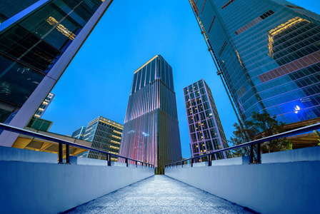 游客 市中心 城市景观 办公室 金融 水塘 天空 商业 摩天大楼