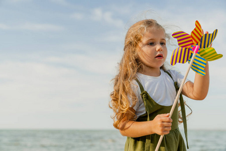 海滩 童年 假日 海洋 快乐 儿童节 地平线 年龄 风车
