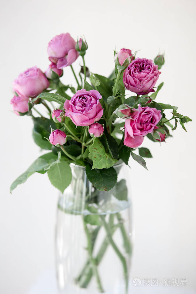 桌上花瓶里的一束玫瑰花