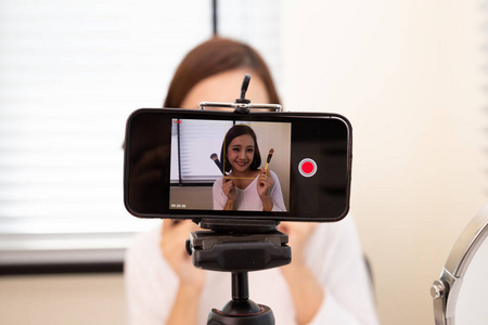 电话 博客作者 回顾 录像机 照相机 女人 化妆 因特网