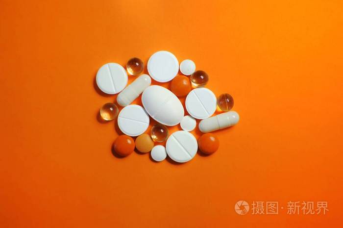 covid19与疾病的治疗橙色桌子上有很多五颜六色的药丸