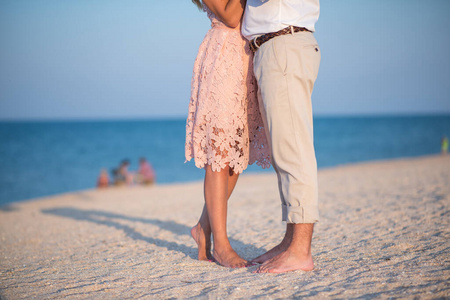 家庭 夫妇 假期 在一起 行走 夏天 乐趣 假日 海滩 海洋