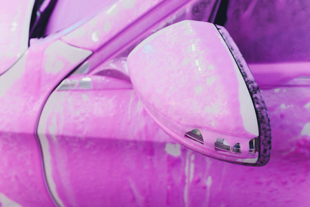 在洗车过程中使用高压水高压喷射清洗机进行封闭式清洗。粉红色泡沫