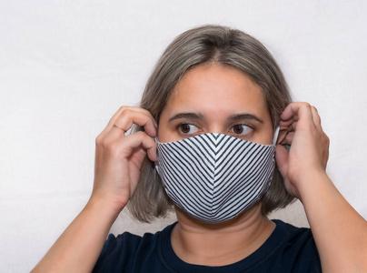 戴着医用面罩的女孩免受病毒和细菌的侵害