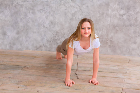 伸展 身体 训练 瑜伽 拉伸 房间 有氧运动 健康 在线