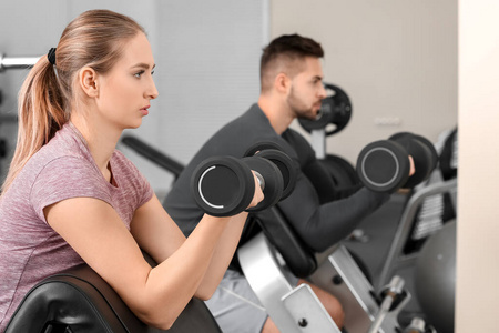 肌肉 在室内 哑铃 训练 身体 照顾 运动员 适合 锻炼
