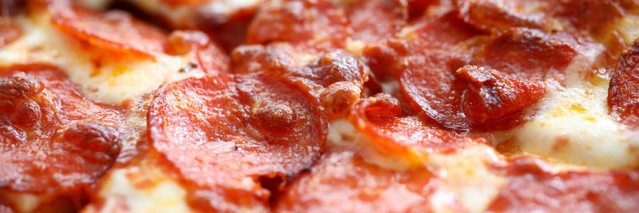 新鲜出炉的披萨配上硬奶酪和热腾腾的意大利香肠