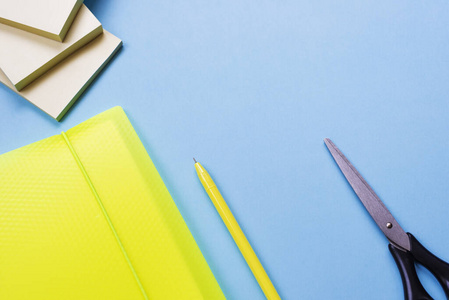 蜡笔 后面 学校 笔记本 桌子 颜色 教学 信纸 剪刀 最小值