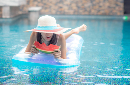 假日 床垫 求助 游泳 赶时髦的人 天气 充气的 西瓜 海滩