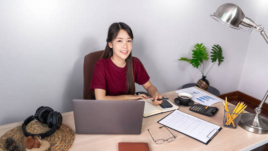 笔记本电脑 网络 韩国人 办公室 自由职业者 女孩 遥远的