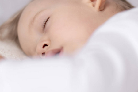 童年睡眠放松家庭生活方式理念一个男婴睡在软床上