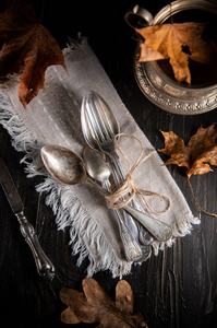 桌子 晚餐 勺子 餐厅 银器 器具 木材 厨房 古老的 餐具