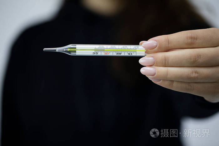 女性手持水银温度计在她面前366度