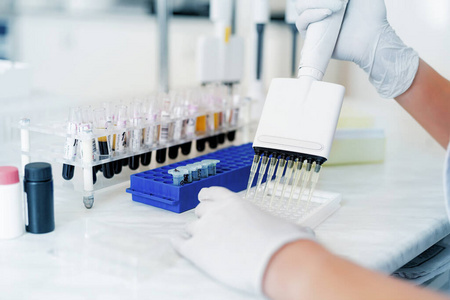 医疗设备，利用生物技术在科学家医生手实验室分析血液和基因样本