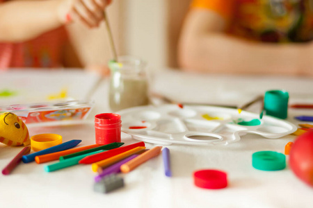 颜色 着色 绘画 纸张 棕榈 学龄前儿童 微笑 铅笔 学习