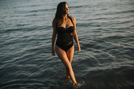 女人 海滨 黑发 白种人 海滩 夏天 行走 身体 假期 漂亮的