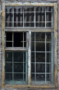 金属格栅后面的旧木窗。复古纹理