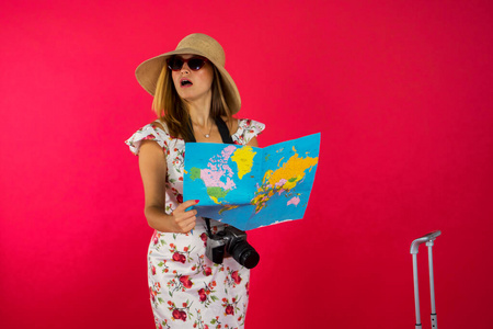 旅行者 旅游 照相机 肖像 旅行 太阳镜 手提箱 俄语 流行的