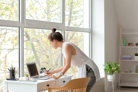 女人 装置 企业家 笔记本电脑 工作 商业 在室内 工作场所