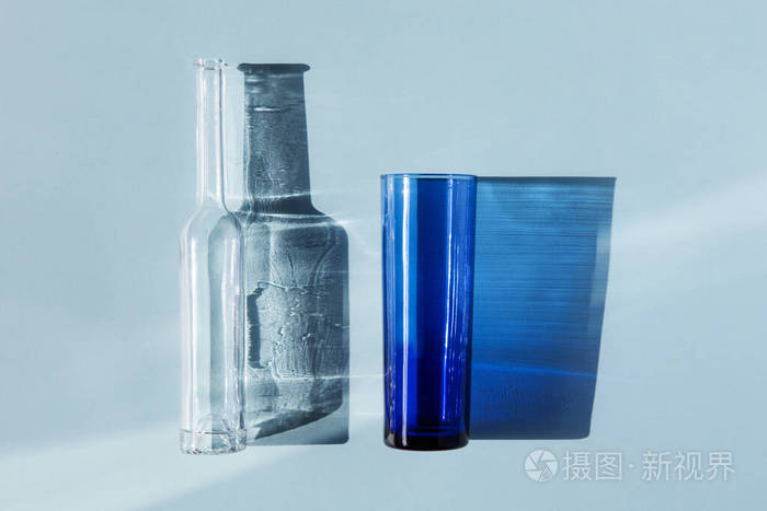 玻璃瓶玻璃和它们的影子
