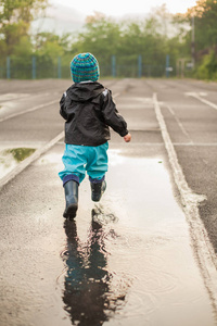 幸福 蹒跚学步的孩子 自然 天气 秋天 雨衣 公园 有趣的