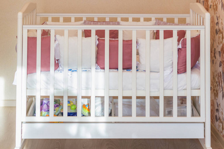婴儿床婴儿床白色和勃艮第图片