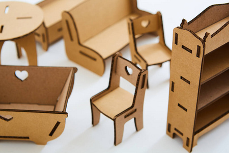 硬纸板玩具屋家具。循环经济的概念。