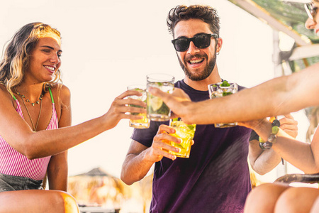聚会 柠檬 海滩 赶时髦的人 夏季 夏天 白种人 杜松子酒