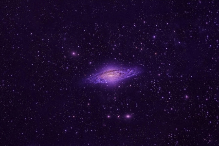深空中的粉红色星系。这张图片的元素是由美国宇航局提供的。