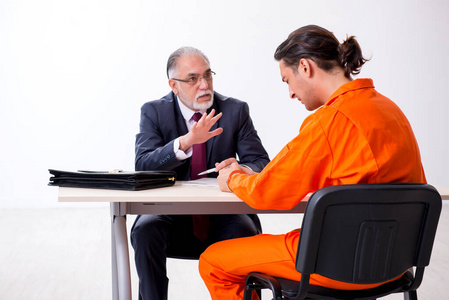 在审前羁押期间与辩护律师会面