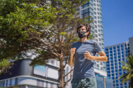 戴着医用面罩的男跑步者。在城市的背景下奔跑。冠状病毒大流行Covid19。运动，活跃的生命检疫外科消毒口罩保护