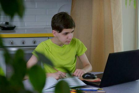 学生 病毒 流行病 房间 笔记本电脑 在室内 学校 写作