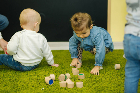 学龄前儿童玩立方体。快乐的小朋友们