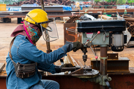 制造业 技能 危险 建筑 材料 金属 男人 修理 头盔 机械