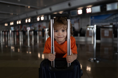 旅行旅行。空机场里的孩子。一个男孩带着手提箱环游世界。冠状病毒问题。隔离和旅行结束。