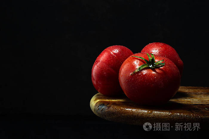 新鲜成熟的红番茄木雕桌子关门向上黑暗情绪的食物造型