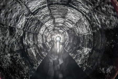 闪耀 深的 出口 隧道 下水道 污水 地质学 废水 污染