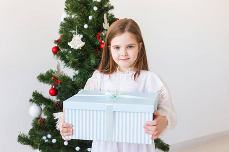 节日，礼物，圣诞节，圣诞节概念快乐的小女孩与礼品盒。