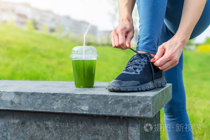 年轻女性系带窃笑健康的运动生活方式