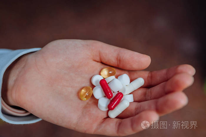 冠状病毒科维德19一个男人或女人服用并展示药物