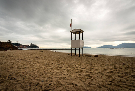 海滩 旗帜 海景 防波堤 水景 全景 阴天 寒冷的 海湾