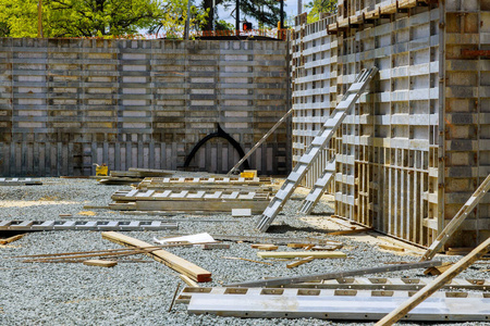 在下面 建筑学 厚板 基础 房子 加固 技术 支持 形式