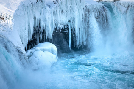冰柱 寒冷的 激流 美丽的 冬天 流动的 阳光 岩石 冻结