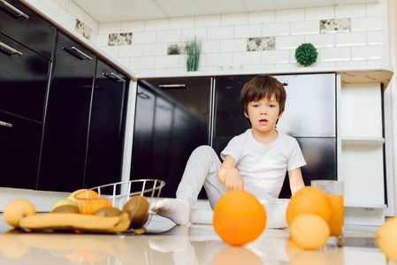 女儿 苹果 小孩 男人 午餐 男孩 果汁 父亲 饮食 水果