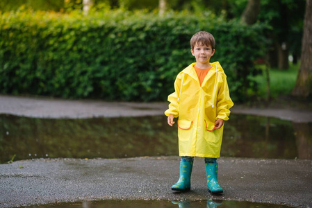 儿童 雨伞 春天 夹克 淋浴 有趣的 蹒跚学步的孩子 雨靴