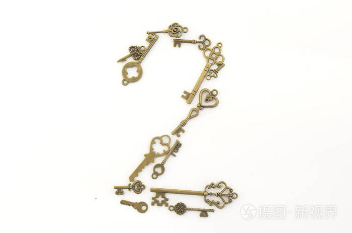 不同尺寸的装饰钥匙白色背景上的古董风格形成中心第二个